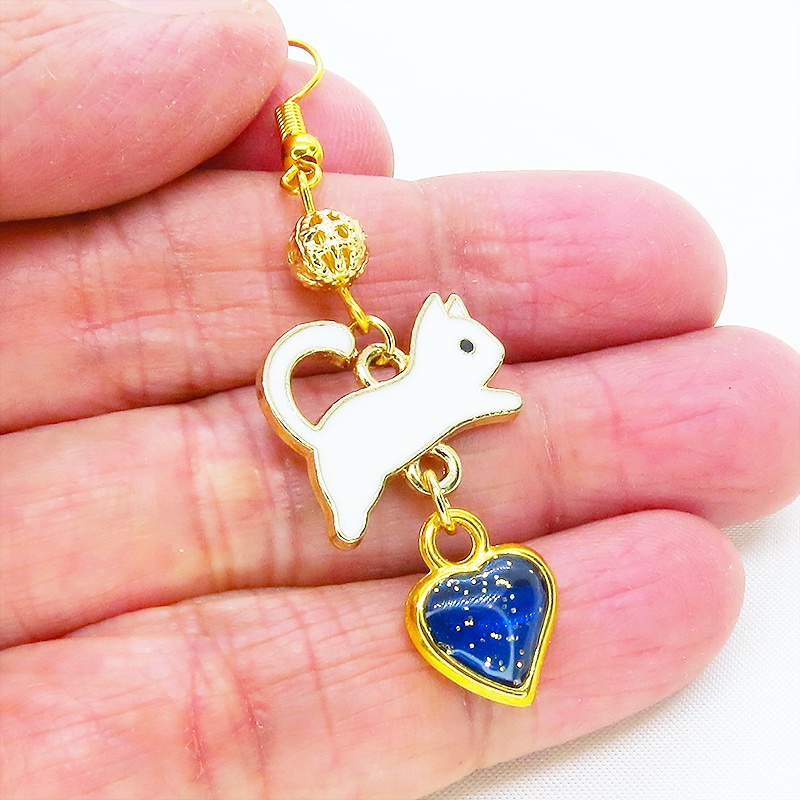 跳び白猫とブルーハートの大人可愛いピアス エナメル ゴールドメタルビーズ マリンブルーレジン サージカル可