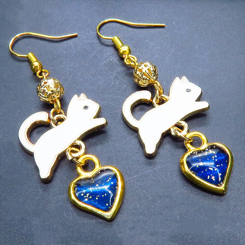 跳び白猫とブルーハートの大人可愛いピアス エナメル ゴールドメタルビーズ マリンブルーレジン サージカル可