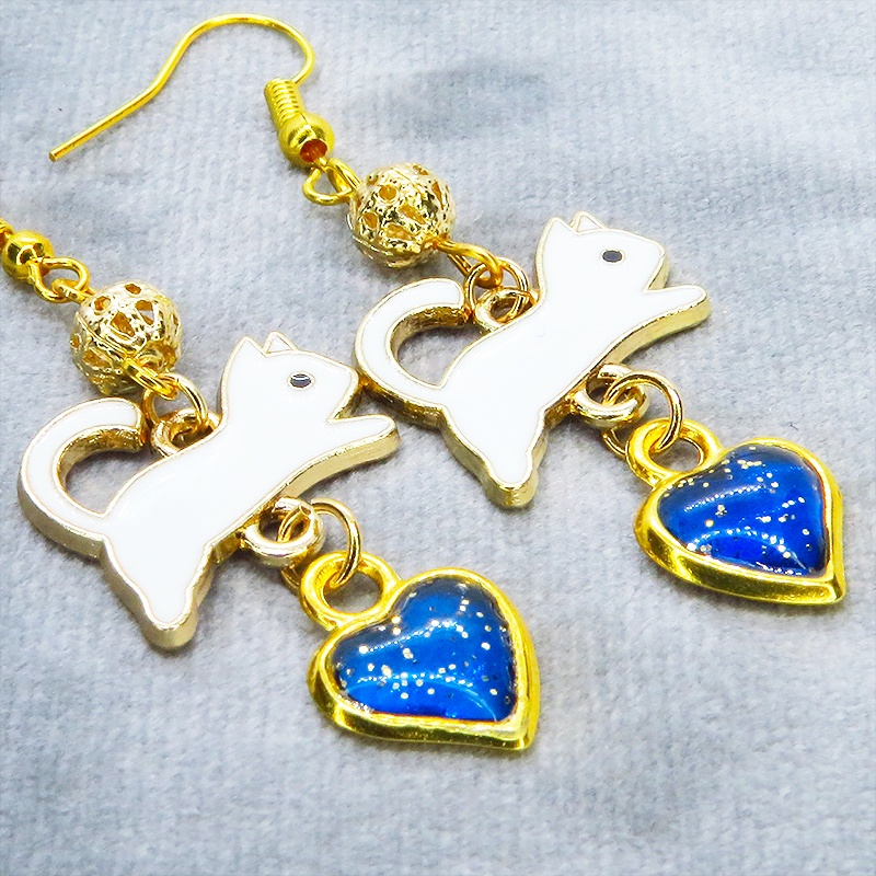 跳び白猫とブルーハートの大人可愛いピアス エナメル ゴールドメタルビーズ マリンブルーレジン サージカル可