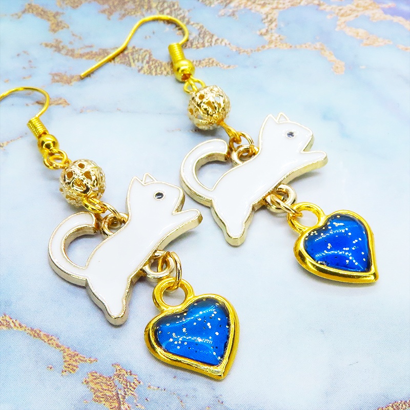 跳び白猫とブルーハートの大人可愛いピアス エナメル ゴールドメタルビーズ マリンブルーレジン サージカル可