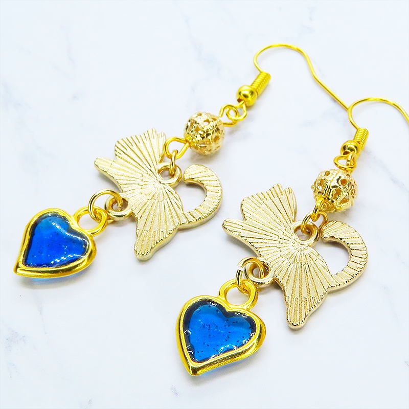 跳び白猫とブルーハートの大人可愛いピアス エナメル ゴールドメタルビーズ マリンブルーレジン サージカル可