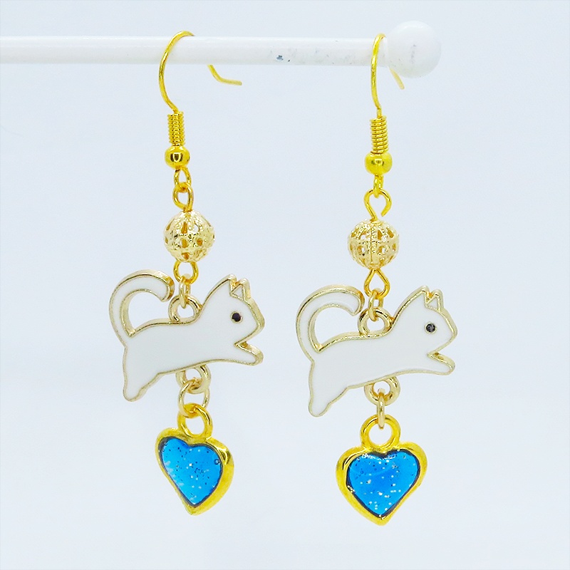 跳び白猫とブルーハートの大人可愛いピアス エナメル ゴールドメタルビーズ マリンブルーレジン サージカル可