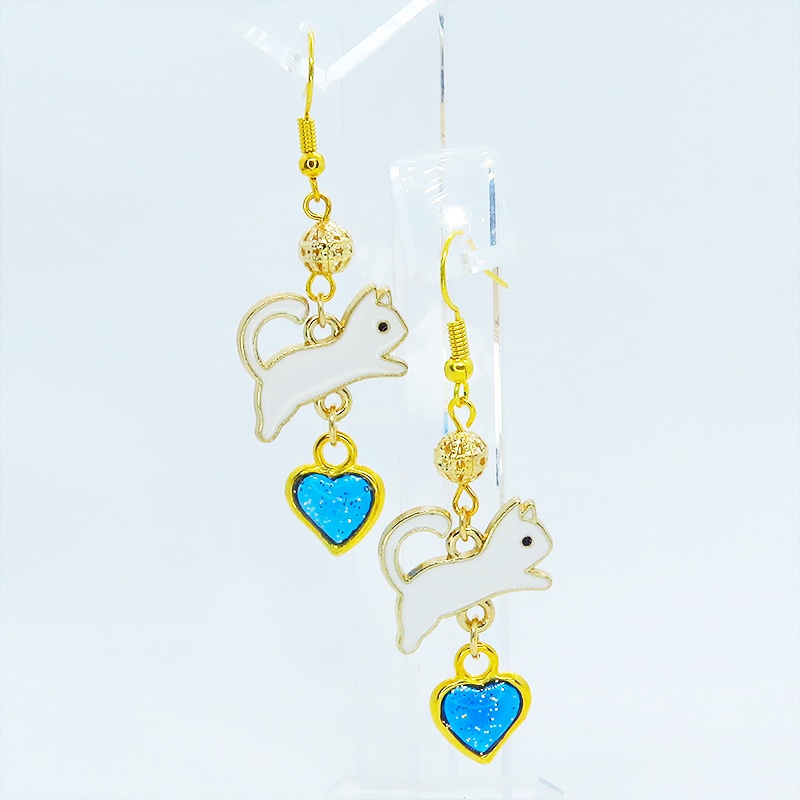 跳び白猫とブルーハートの大人可愛いピアス エナメル ゴールドメタルビーズ マリンブルーレジン サージカル可