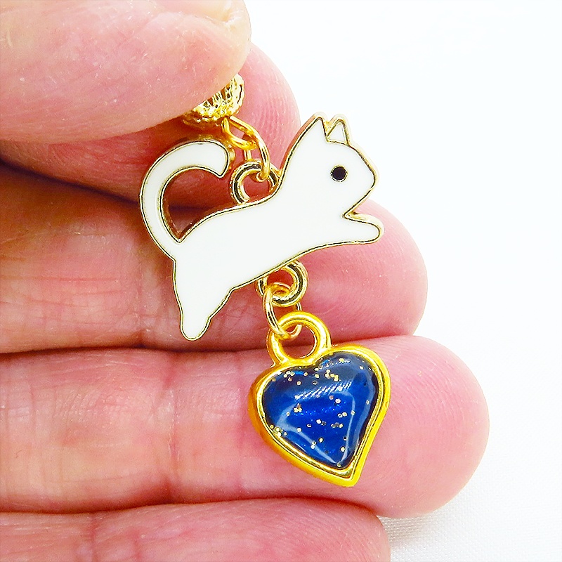 跳び白猫とブルーハートの大人可愛いピアス エナメル ゴールドメタルビーズ マリンブルーレジン サージカル可