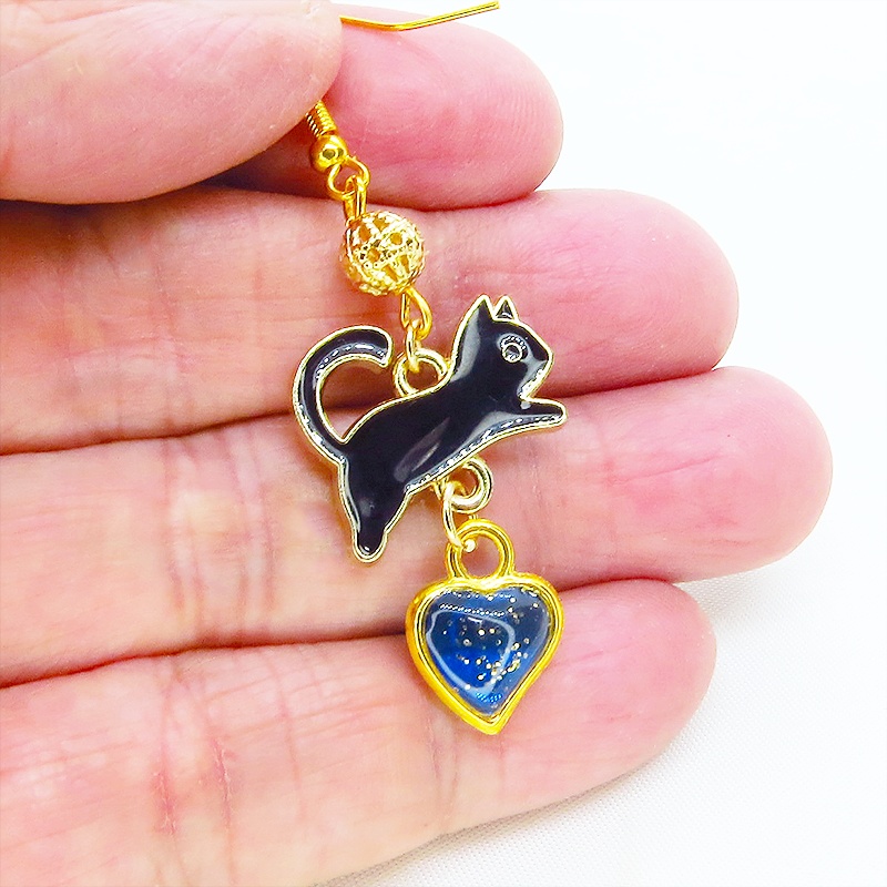 跳び黒猫とブルーハートの大人可愛いピアス エナメル ゴールドメタルビーズ マリンブルーレジン サージカル可