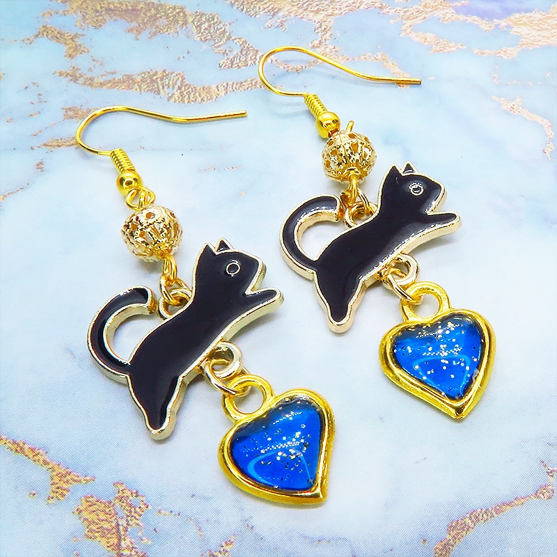 跳び黒猫とブルーハートの大人可愛いピアス エナメル ゴールドメタルビーズ マリンブルーレジン サージカル可