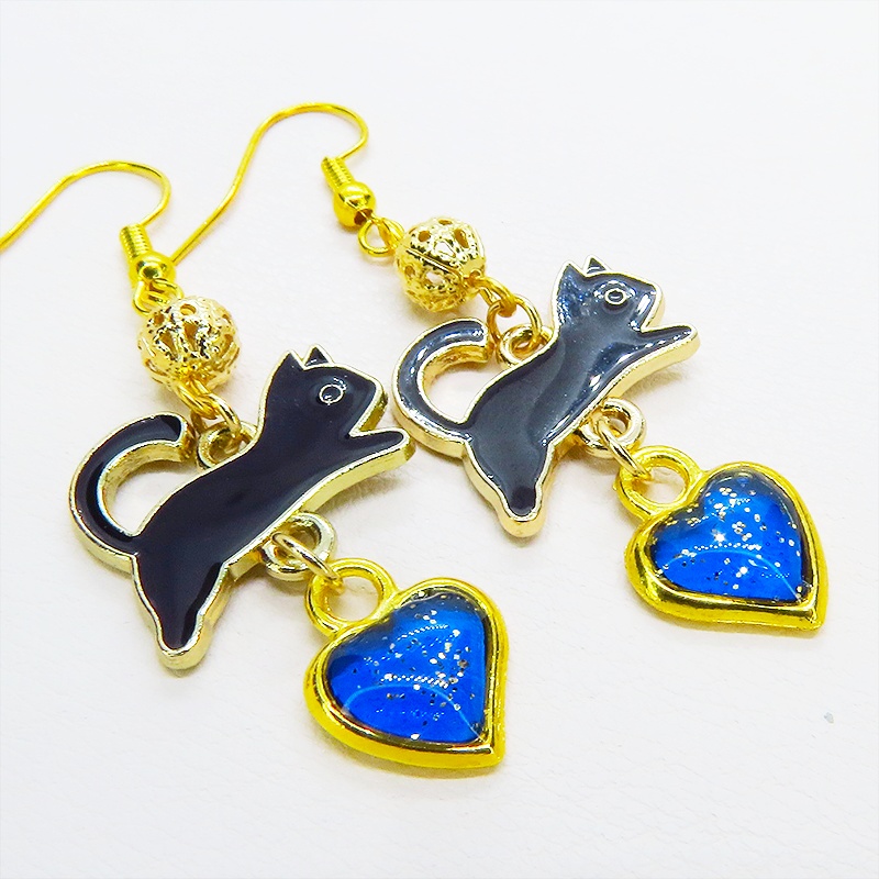 跳び黒猫とブルーハートの大人可愛いピアス エナメル ゴールドメタルビーズ マリンブルーレジン サージカル可