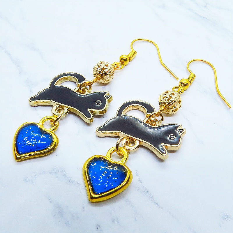 跳び黒猫とブルーハートの大人可愛いピアス エナメル ゴールドメタルビーズ マリンブルーレジン サージカル可