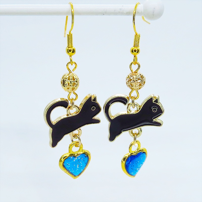 跳び黒猫とブルーハートの大人可愛いピアス エナメル ゴールドメタルビーズ マリンブルーレジン サージカル可
