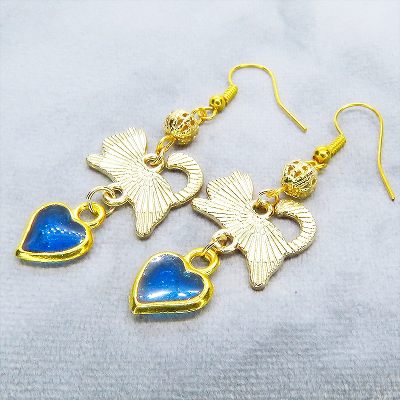 跳び黒猫とブルーハートの大人可愛いピアス エナメル ゴールドメタルビーズ マリンブルーレジン サージカル可