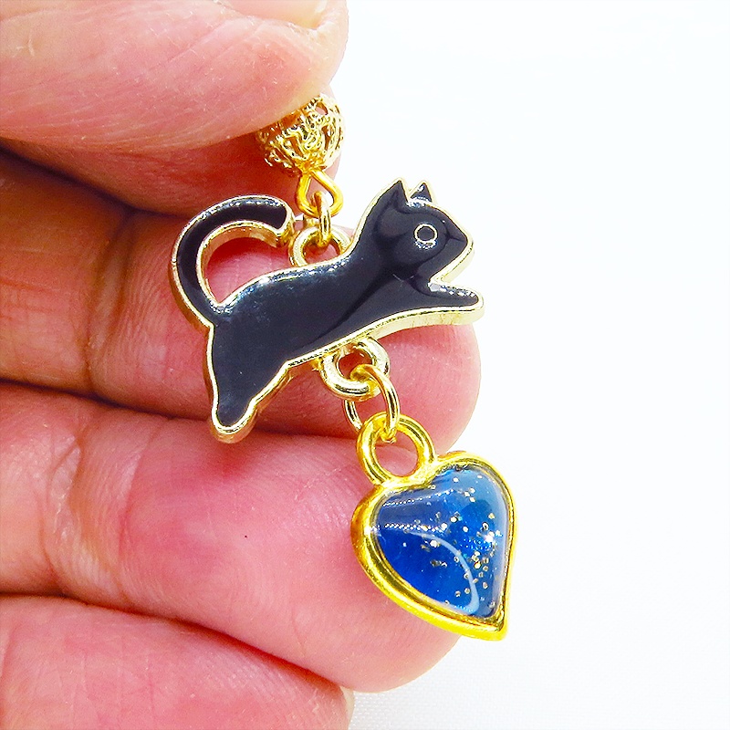 跳び黒猫とブルーハートの大人可愛いピアス エナメル ゴールドメタルビーズ マリンブルーレジン サージカル可