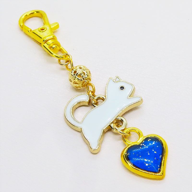 跳び白猫とブルーハートの大人可愛いキーホルダー エナメル ゴールドメタルビーズ マリンブルーレジン 金具変更可