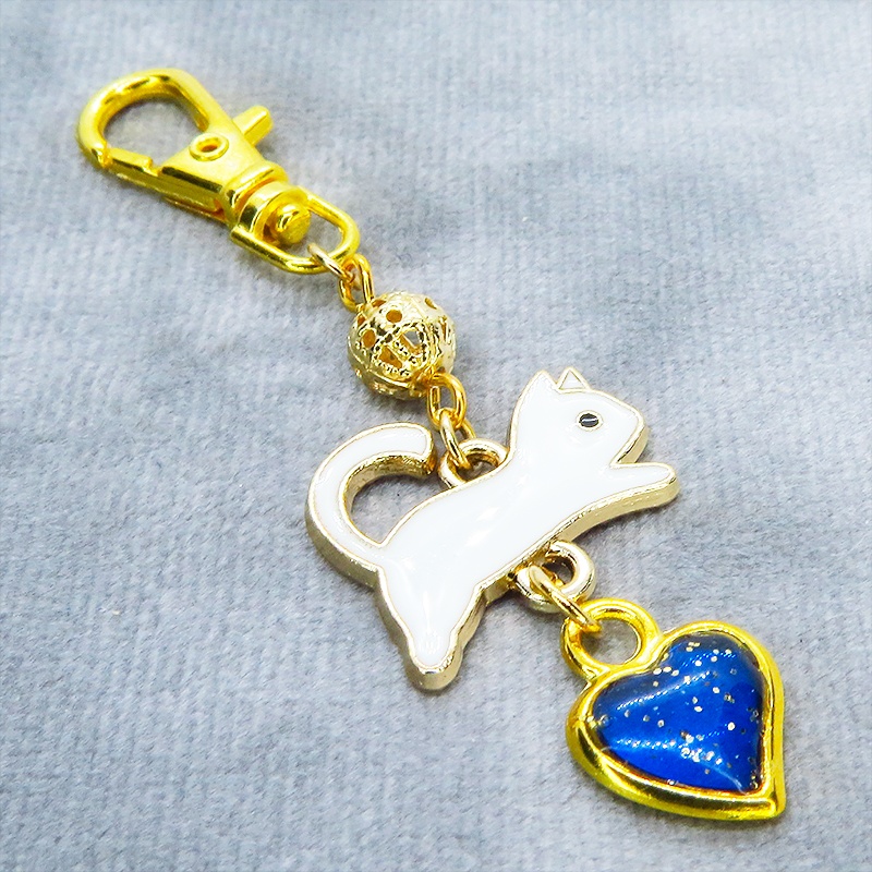 跳び白猫とブルーハートの大人可愛いキーホルダー エナメル ゴールドメタルビーズ マリンブルーレジン 金具変更可