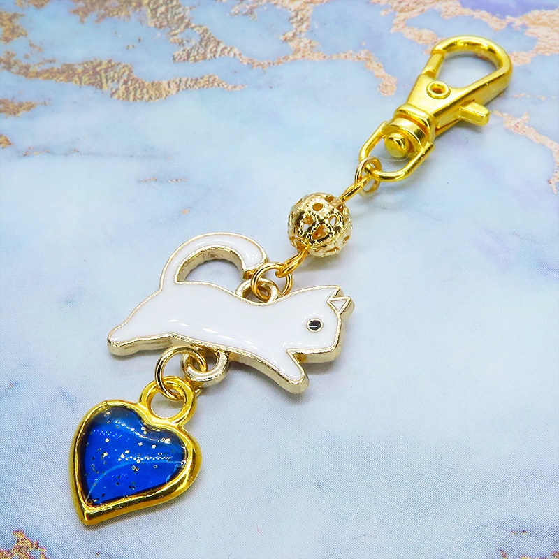 跳び白猫とブルーハートの大人可愛いキーホルダー エナメル ゴールドメタルビーズ マリンブルーレジン 金具変更可