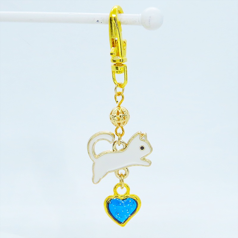 跳び白猫とブルーハートの大人可愛いキーホルダー エナメル ゴールドメタルビーズ マリンブルーレジン 金具変更可