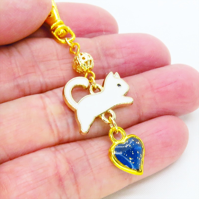 跳び白猫とブルーハートの大人可愛いキーホルダー エナメル ゴールドメタルビーズ マリンブルーレジン 金具変更可