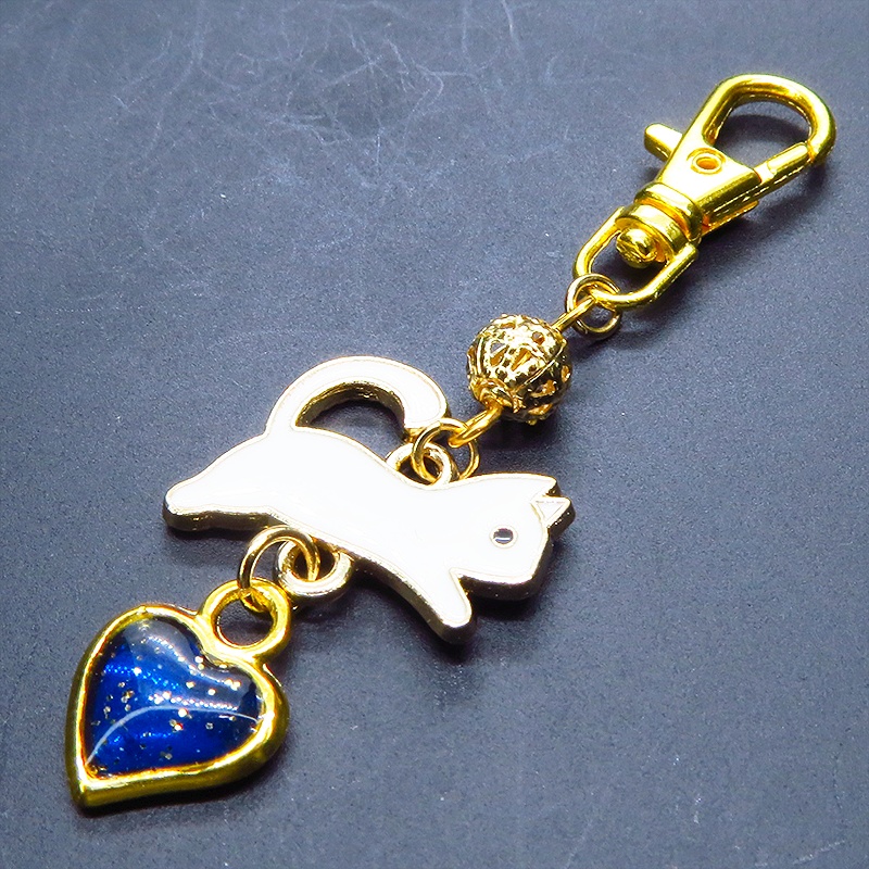 跳び白猫とブルーハートの大人可愛いキーホルダー エナメル ゴールドメタルビーズ マリンブルーレジン 金具変更可