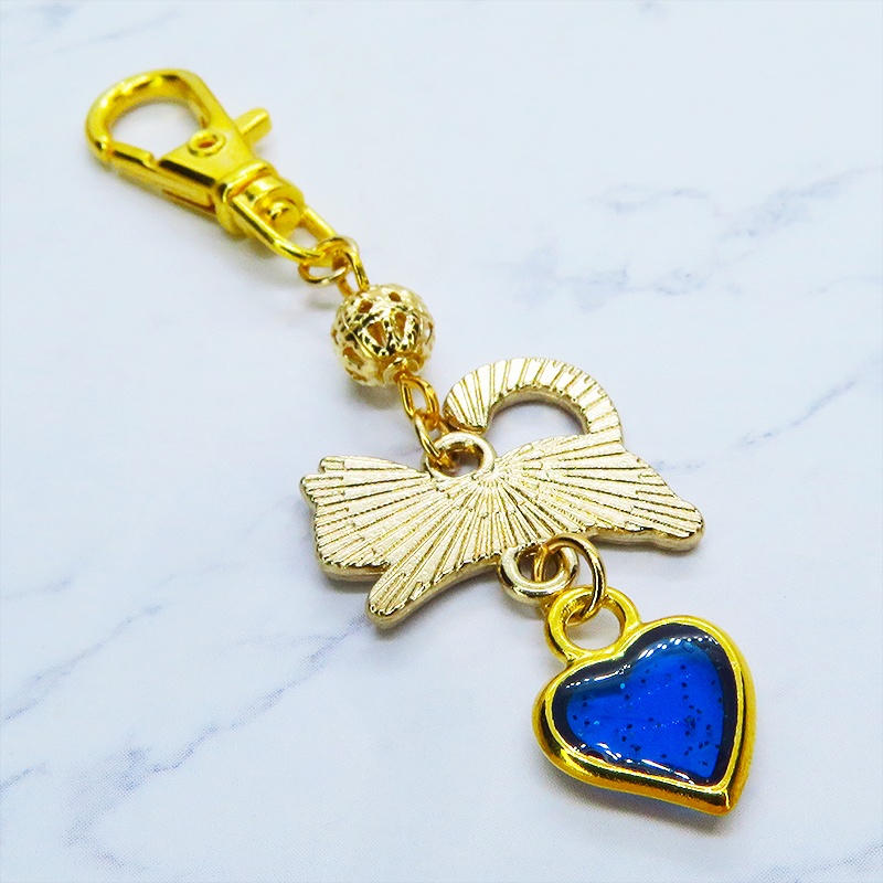 跳び白猫とブルーハートの大人可愛いキーホルダー エナメル ゴールドメタルビーズ マリンブルーレジン 金具変更可