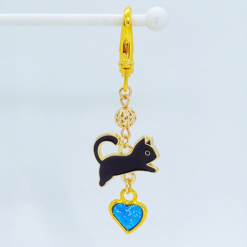 跳び黒猫とブルーハートの大人可愛いキーホルダー エナメル ゴールドメタルビーズ マリンブルーレジン 金具変更可