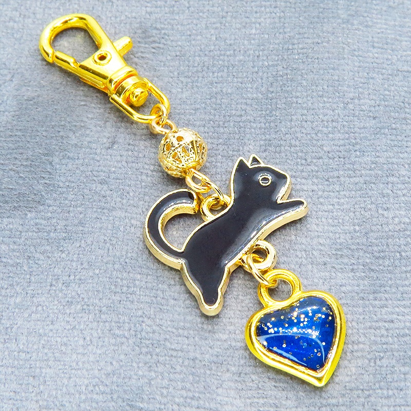 跳び黒猫とブルーハートの大人可愛いキーホルダー エナメル ゴールドメタルビーズ マリンブルーレジン 金具変更可
