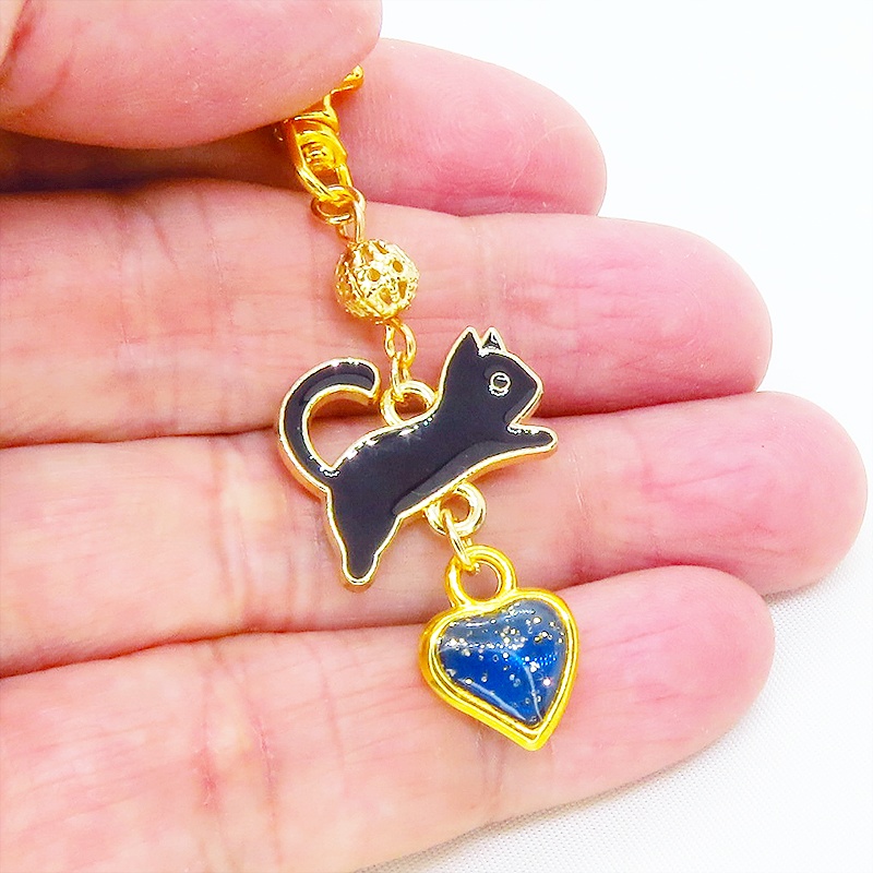 跳び黒猫とブルーハートの大人可愛いキーホルダー エナメル ゴールドメタルビーズ マリンブルーレジン 金具変更可