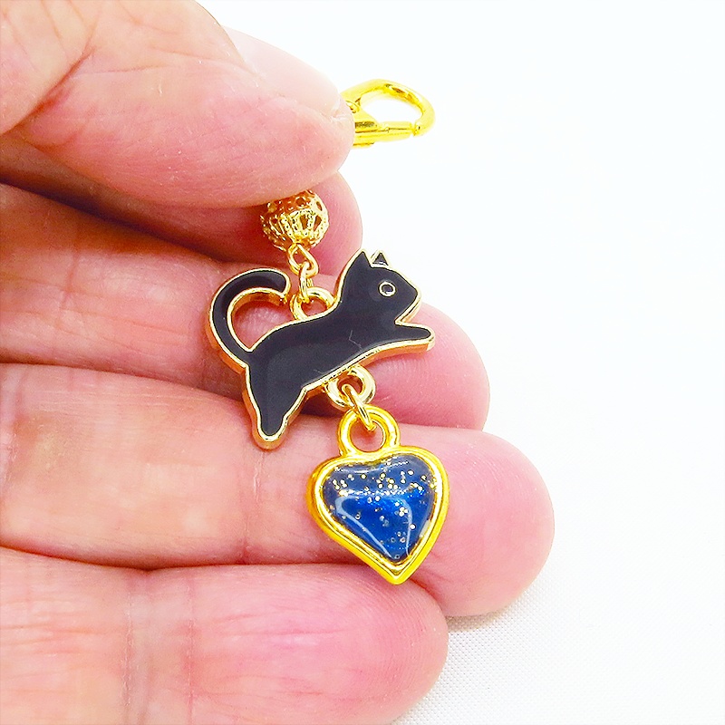 跳び黒猫とブルーハートの大人可愛いキーホルダー エナメル ゴールドメタルビーズ マリンブルーレジン 金具変更可