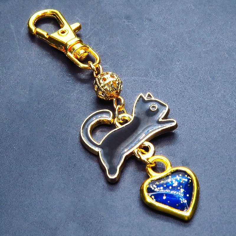 跳び黒猫とブルーハートの大人可愛いキーホルダー エナメル ゴールドメタルビーズ マリンブルーレジン 金具変更可