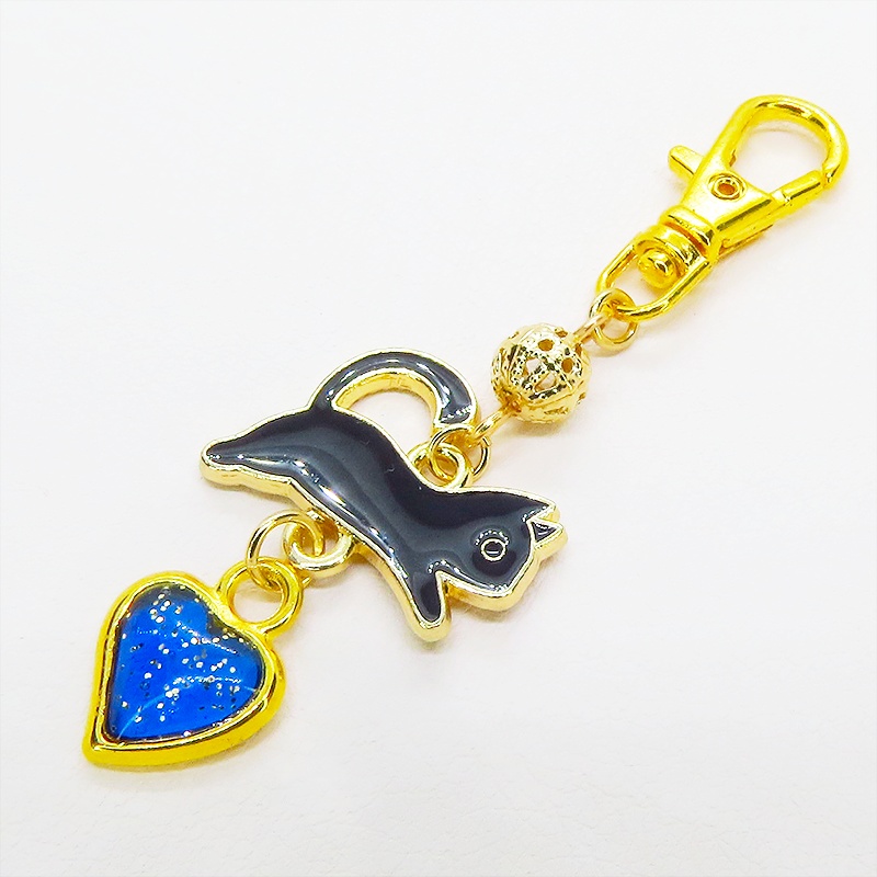 跳び黒猫とブルーハートの大人可愛いキーホルダー エナメル ゴールドメタルビーズ マリンブルーレジン 金具変更可