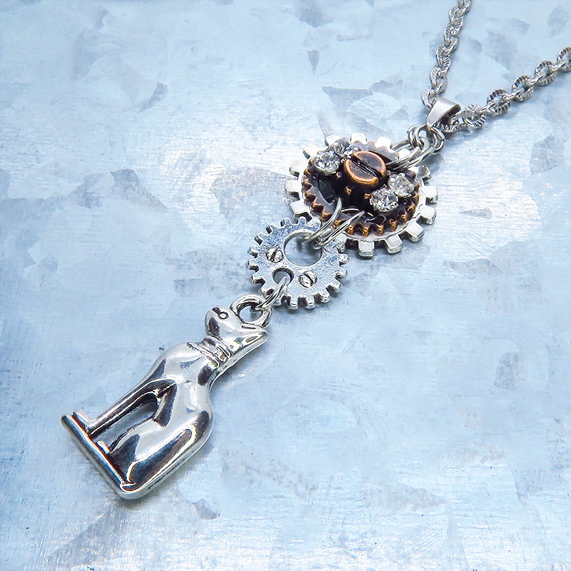 アンティークシルバー 猫の神様バステトチャームと歯車を組合せたネックレス ラインストーン 長さ調整可