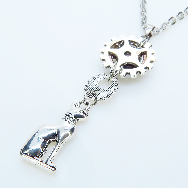 アンティークシルバー 猫の神様バステトチャームと歯車を組合せたネックレス ラインストーン 長さ調整可