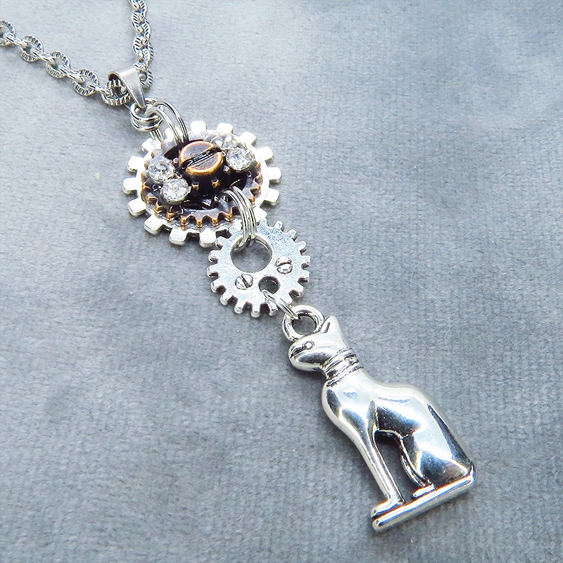 アンティークシルバー 猫の神様バステトチャームと歯車を組合せたネックレス ラインストーン 長さ調整可