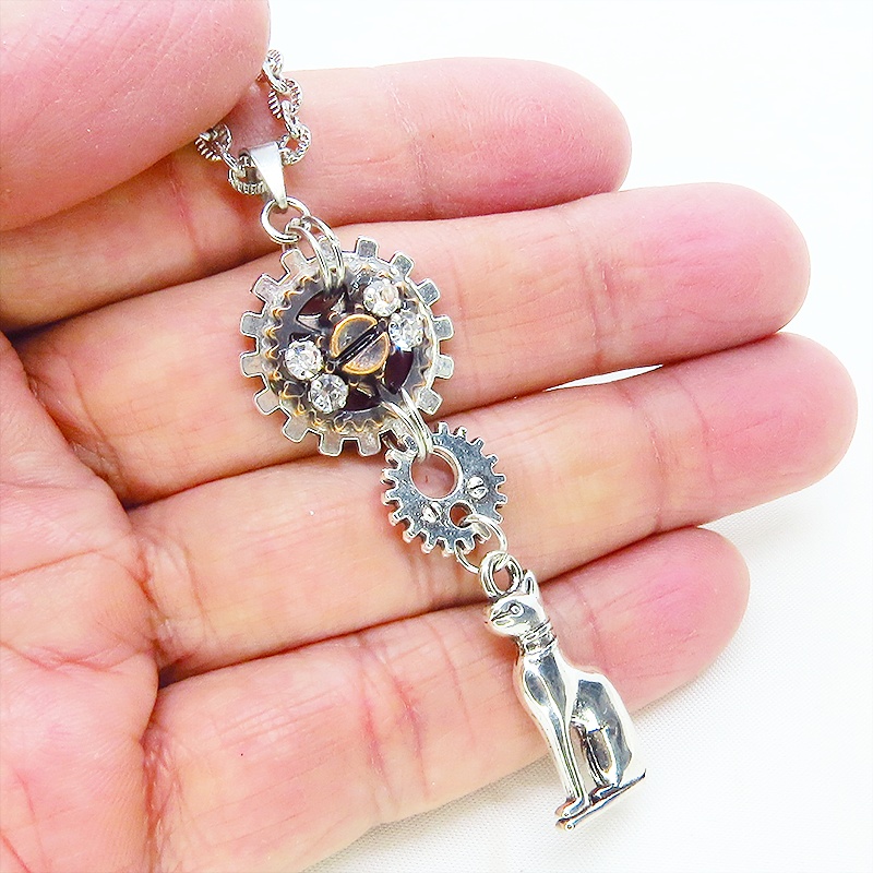 アンティークシルバー 猫の神様バステトチャームと歯車を組合せたネックレス ラインストーン 長さ調整可