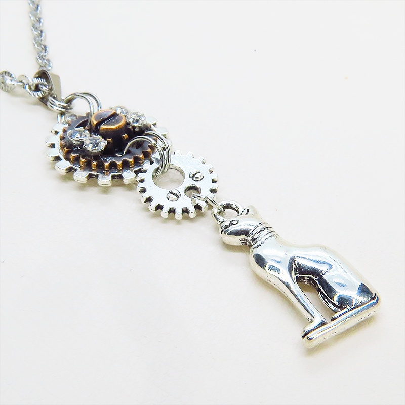 アンティークシルバー 猫の神様バステトチャームと歯車を組合せたネックレス ラインストーン 長さ調整可