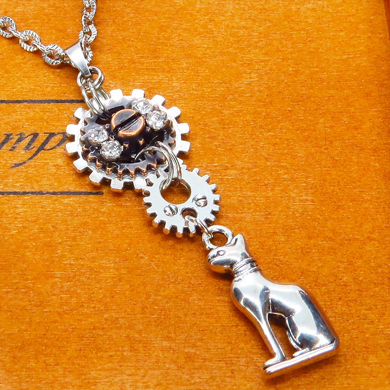 アンティークシルバー 猫の神様バステトチャームと歯車を組合せたネックレス ラインストーン 長さ調整可