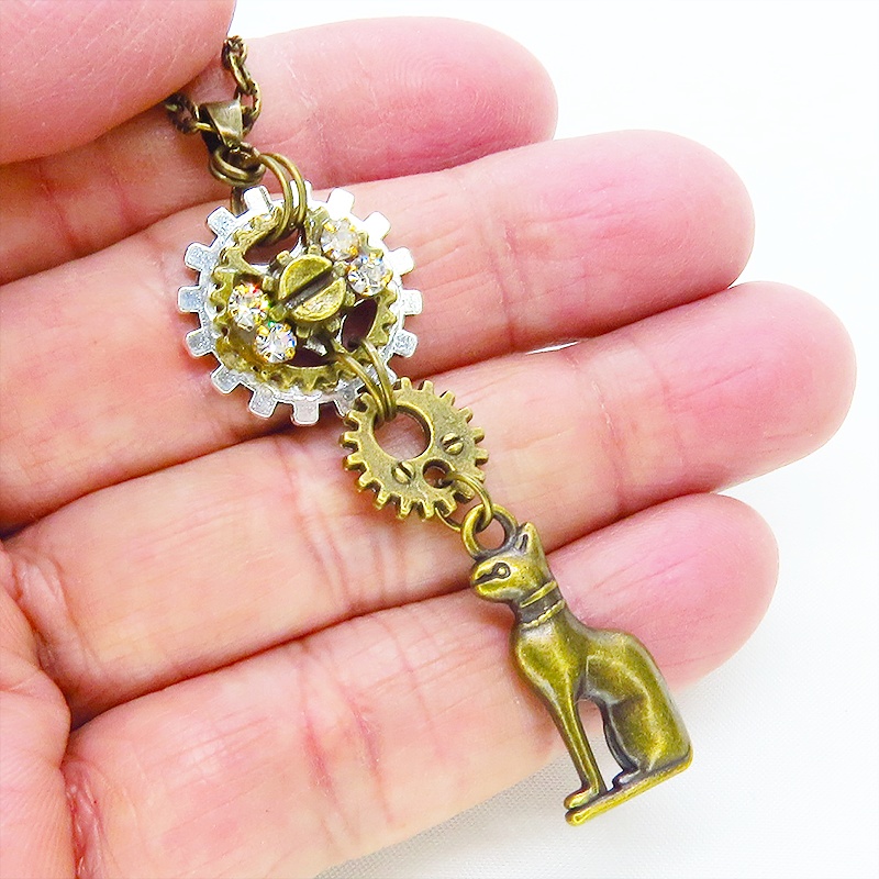 アンティークゴールド 猫の神様バステトチャームと歯車を組合せたネックレス ラインストーン 長さ調整可