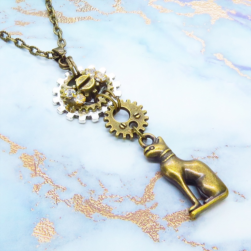 アンティークゴールド 猫の神様バステトチャームと歯車を組合せたネックレス ラインストーン 長さ調整可