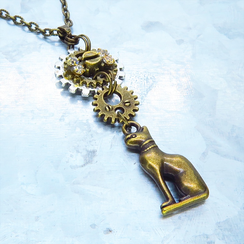 アンティークゴールド 猫の神様バステトチャームと歯車を組合せたネックレス ラインストーン 長さ調整可