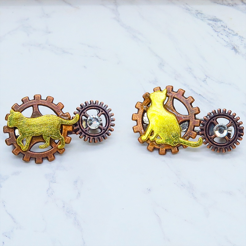 歩く猫シルエットモチーフと歯車のスチームパンク風ブローチ ラインストーン バッジ アンティークブロンズ