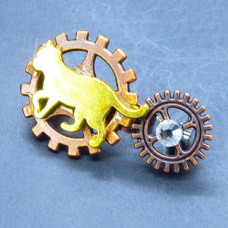 歩く猫シルエットモチーフと歯車のスチームパンク風ブローチ ラインストーン バッジ アンティークブロンズ
