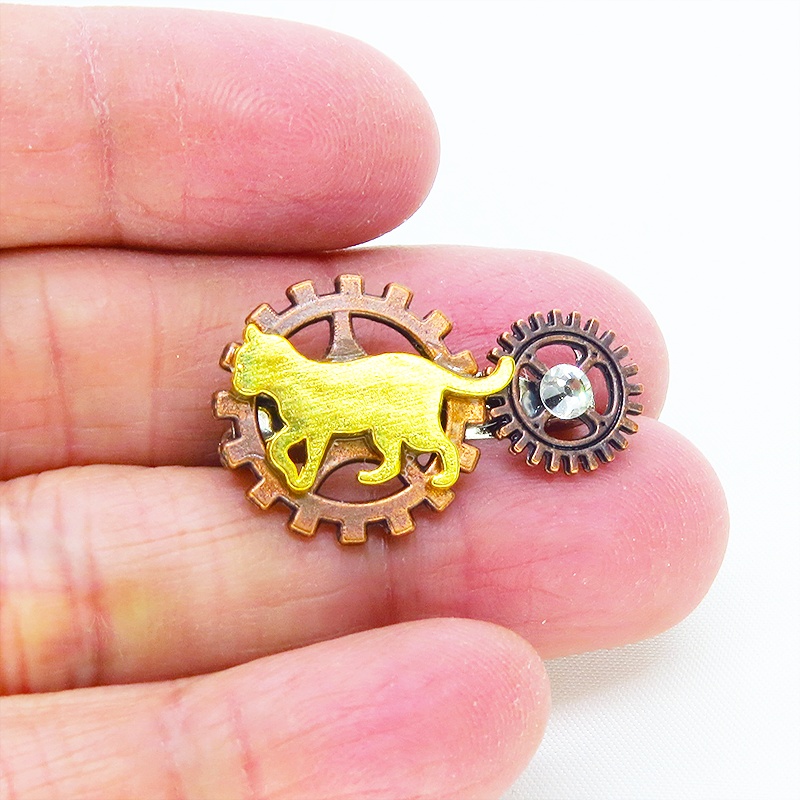 歩く猫シルエットモチーフと歯車のスチームパンク風ブローチ ラインストーン バッジ アンティークブロンズ