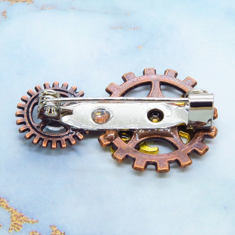 歩く猫シルエットモチーフと歯車のスチームパンク風ブローチ ラインストーン バッジ アンティークブロンズ