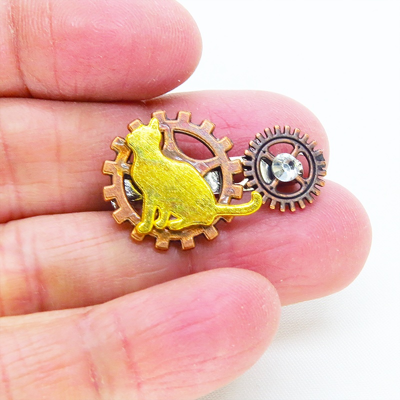 見上げる猫シルエットモチーフと歯車のスチームパンク風ブローチ ラインストーン バッジ アンティークブロンズ