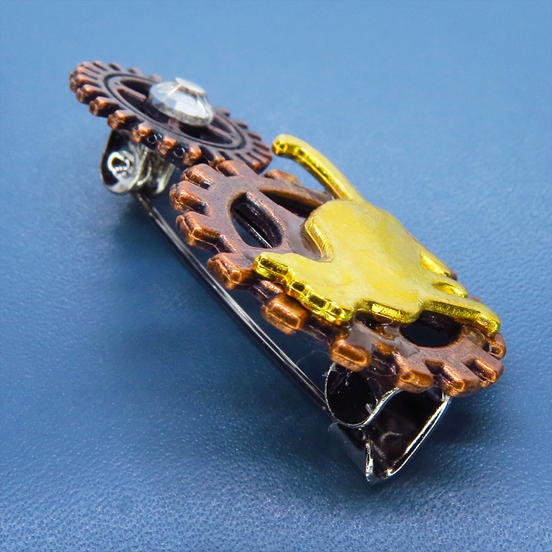 見上げる猫シルエットモチーフと歯車のスチームパンク風ブローチ ラインストーン バッジ アンティークブロンズ