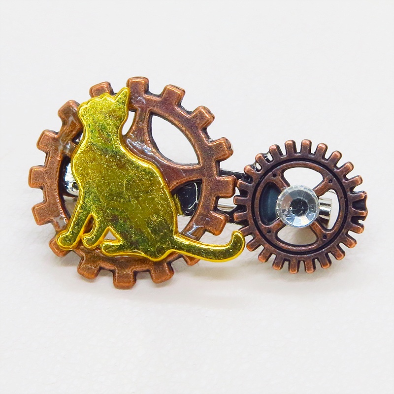 見上げる猫シルエットモチーフと歯車のスチームパンク風ブローチ ラインストーン バッジ アンティークブロンズ