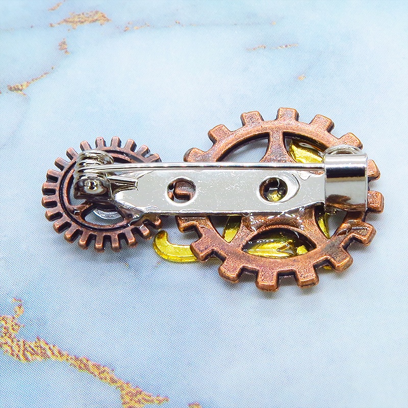 見上げる猫シルエットモチーフと歯車のスチームパンク風ブローチ ラインストーン バッジ アンティークブロンズ