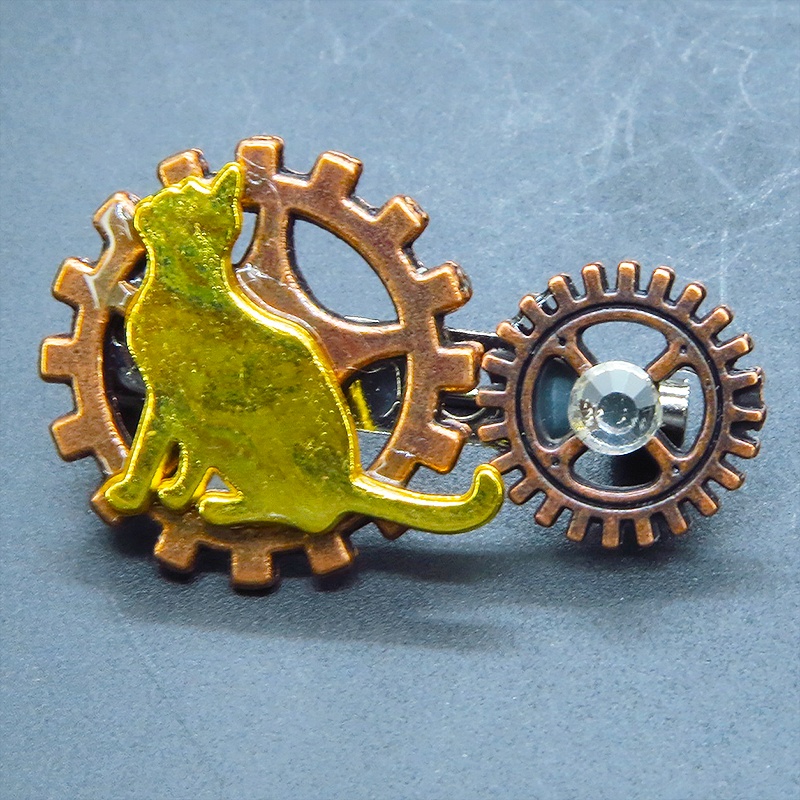 見上げる猫シルエットモチーフと歯車のスチームパンク風ブローチ ラインストーン バッジ アンティークブロンズ