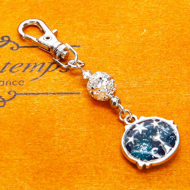 シルバーカラー 猫と星のチャームをメタルビーズを組合せたキーホルダー マリンブルー レジン 金具変更可
