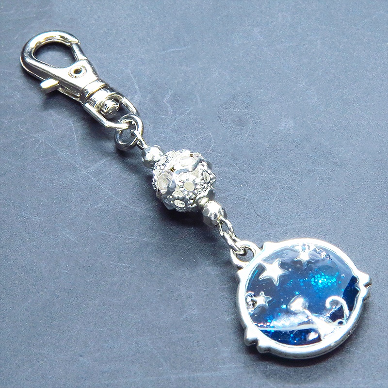 シルバーカラー 猫と星のチャームをメタルビーズを組合せたキーホルダー マリンブルー レジン 金具変更可