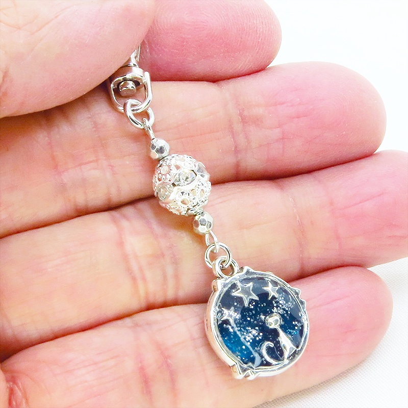 シルバーカラー 猫と星のチャームをメタルビーズを組合せたキーホルダー マリンブルー レジン 金具変更可