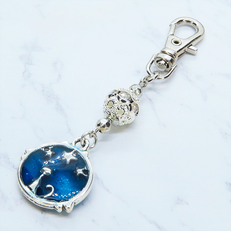 シルバーカラー 猫と星のチャームをメタルビーズを組合せたキーホルダー マリンブルー レジン 金具変更可